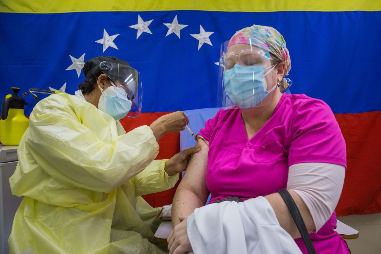 venezolanos vacunandose