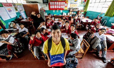 niño sonriendo a la camara