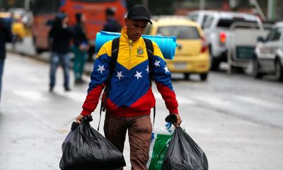 persona botando la basura