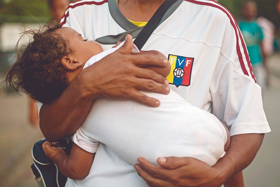 Carnet de extranjería para padres de hijo peruano Venezolanos en Perú