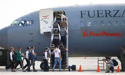 personas subiendo a un avion