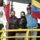 venezolanos y peruanos con banderas